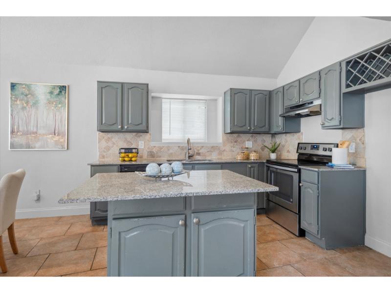 06-1115 Cherrytree Dr-06